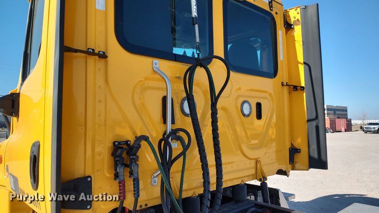 image for item LP9161 2018 Freightliner Cascadia 125  semi truck