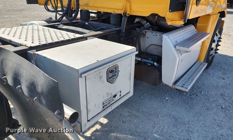 image for item LP9161 2018 Freightliner Cascadia 125  semi truck