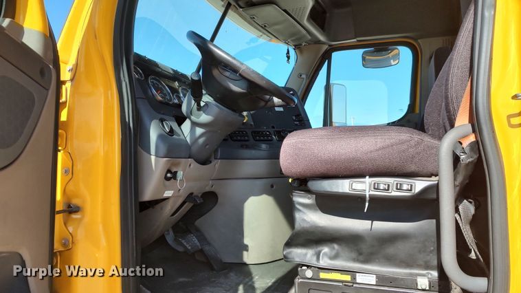 image for item LP9161 2018 Freightliner Cascadia 125  semi truck