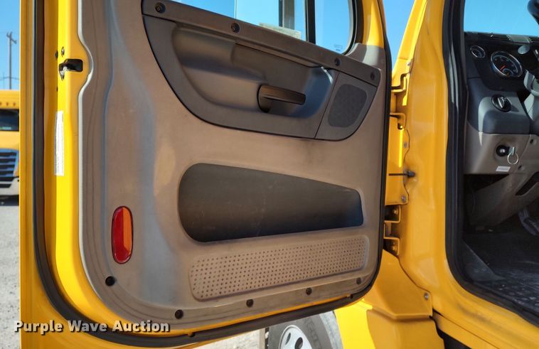 image for item LP9161 2018 Freightliner Cascadia 125  semi truck