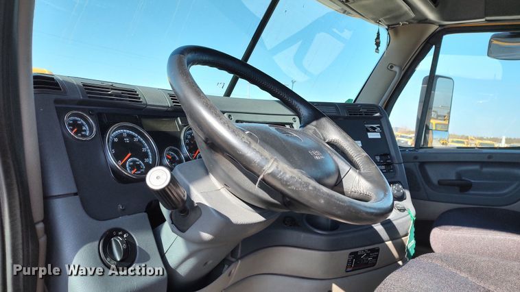 image for item LP9161 2018 Freightliner Cascadia 125  semi truck