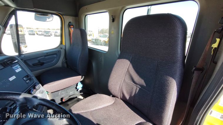 image for item LP9161 2018 Freightliner Cascadia 125  semi truck