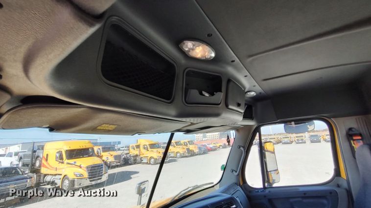 image for item LP9161 2018 Freightliner Cascadia 125  semi truck