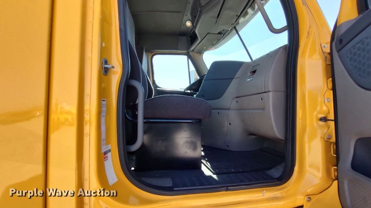 image for item LP9161 2018 Freightliner Cascadia 125  semi truck