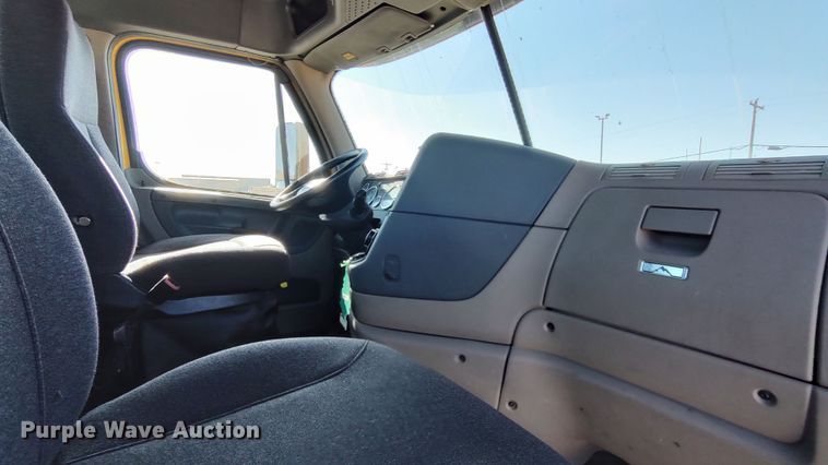 image for item LP9161 2018 Freightliner Cascadia 125  semi truck