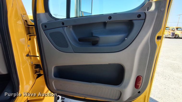 image for item LP9161 2018 Freightliner Cascadia 125  semi truck