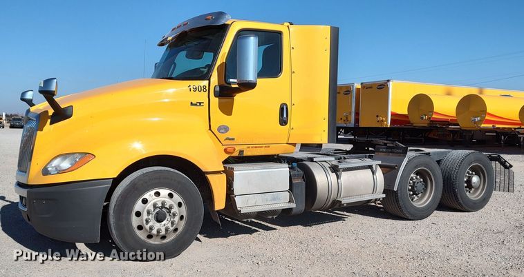 image for item LP9162 2019 International LT625  semi truck