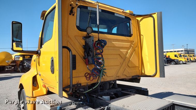 image for item LP9162 2019 International LT625  semi truck