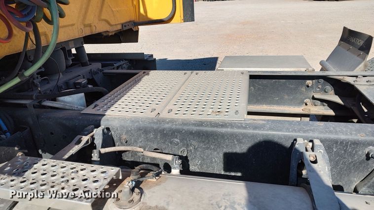 image for item LP9162 2019 International LT625  semi truck