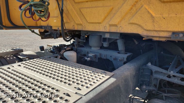 image for item LP9162 2019 International LT625  semi truck