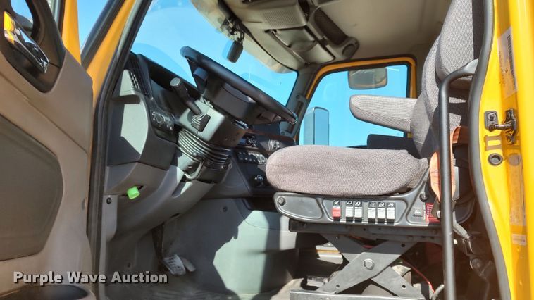 image for item LP9162 2019 International LT625  semi truck