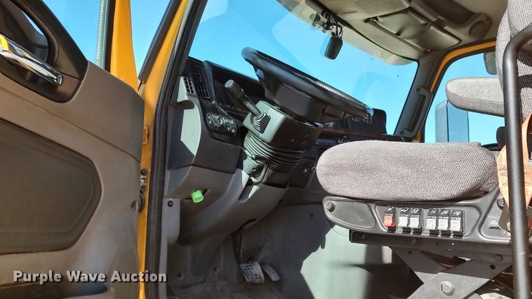 image for item LP9162 2019 International LT625  semi truck