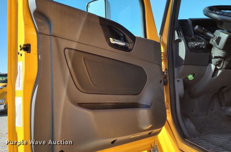 image for item LP9162 2019 International LT625  semi truck