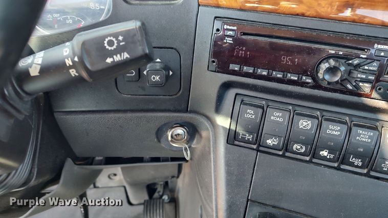 image for item LP9162 2019 International LT625  semi truck