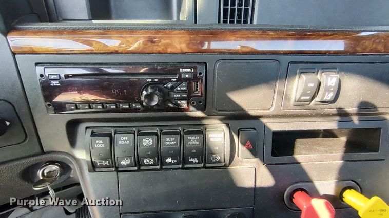 image for item LP9162 2019 International LT625  semi truck