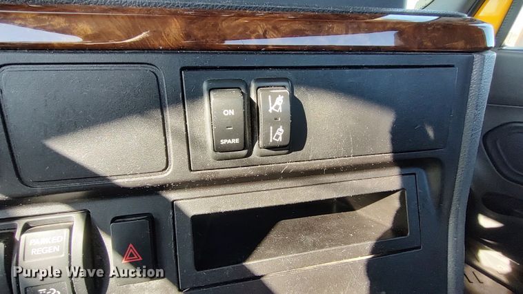 image for item LP9162 2019 International LT625  semi truck