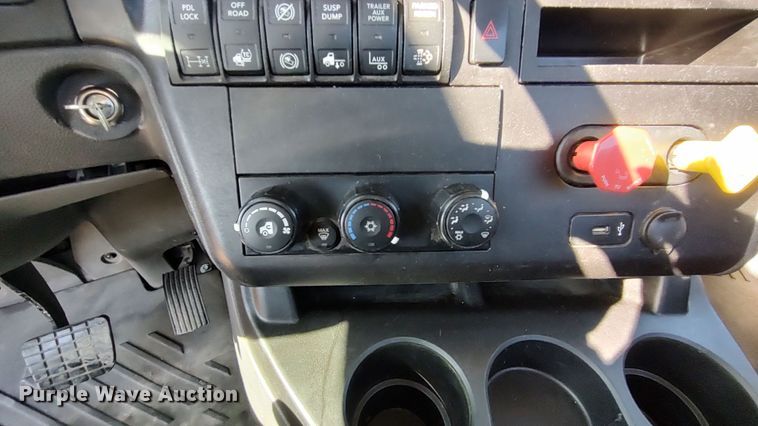 image for item LP9162 2019 International LT625  semi truck