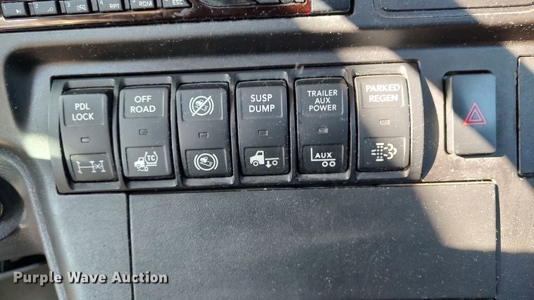 image for item LP9162 2019 International LT625  semi truck