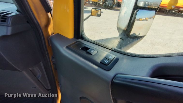 image for item LP9162 2019 International LT625  semi truck