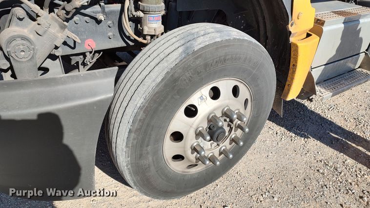 image for item LP9162 2019 International LT625  semi truck