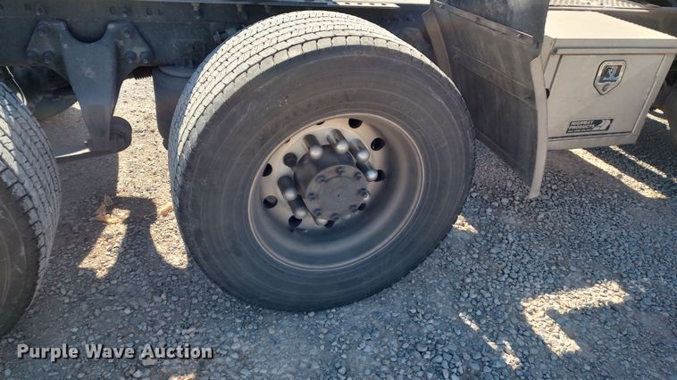 image for item LP9162 2019 International LT625  semi truck