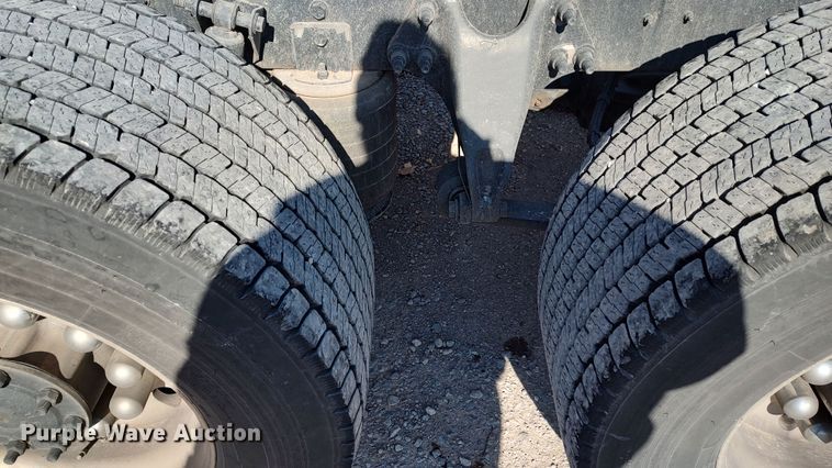 image for item LP9162 2019 International LT625  semi truck