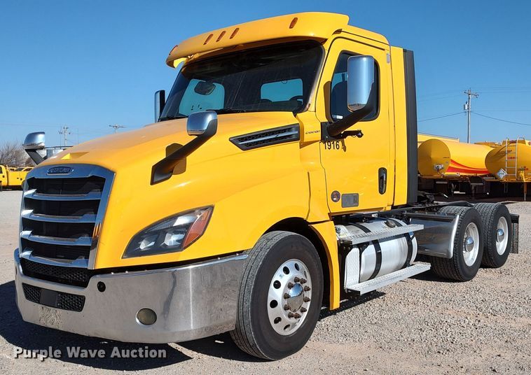 image for item LP9163 2020 Freightliner Cascadia 126  semi truck