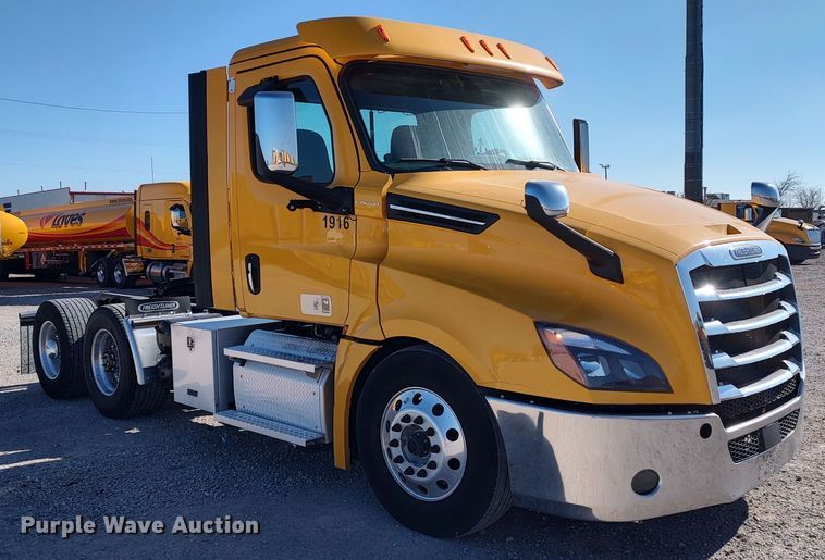 image for item LP9163 2020 Freightliner Cascadia 126  semi truck