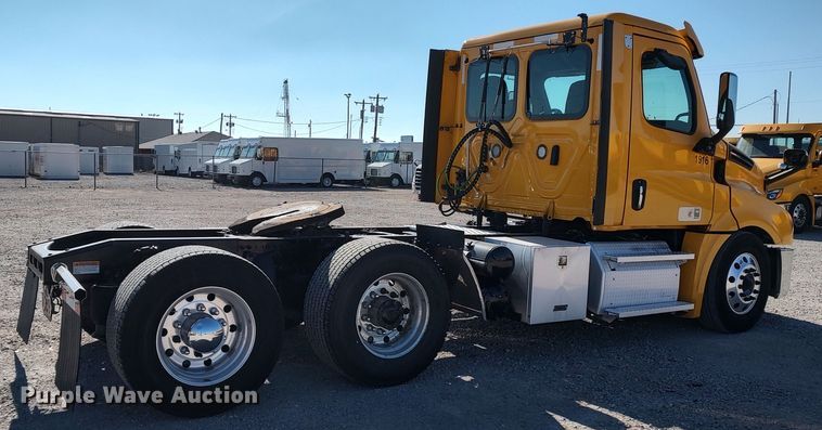 image for item LP9163 2020 Freightliner Cascadia 126  semi truck