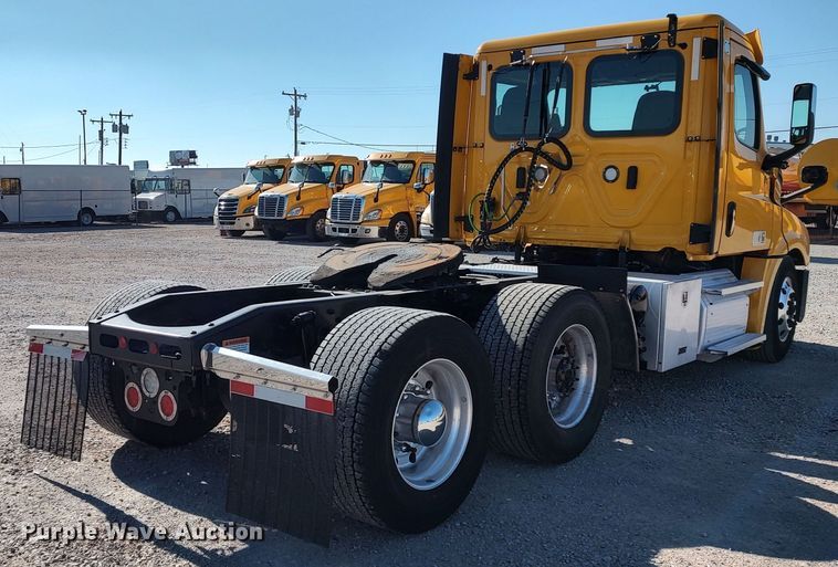 image for item LP9163 2020 Freightliner Cascadia 126  semi truck