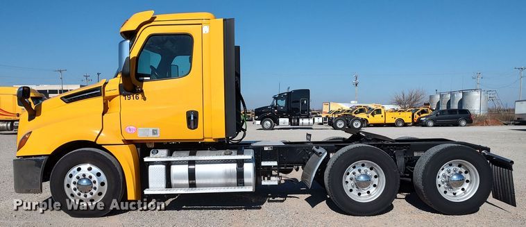 image for item LP9163 2020 Freightliner Cascadia 126  semi truck