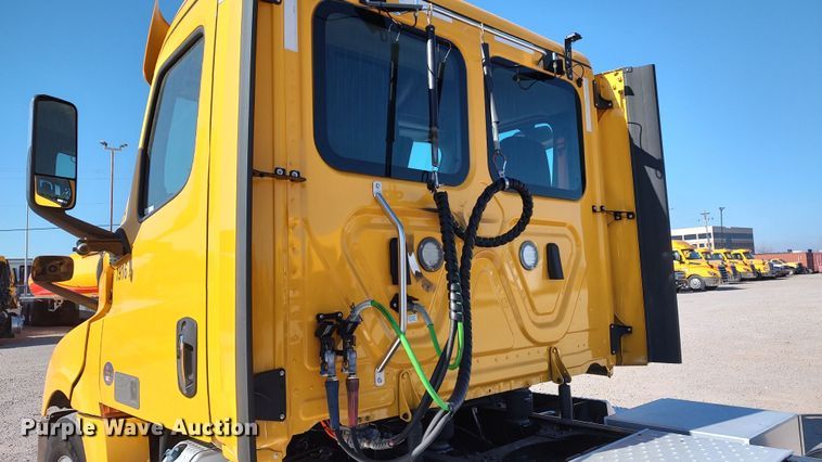 image for item LP9163 2020 Freightliner Cascadia 126  semi truck