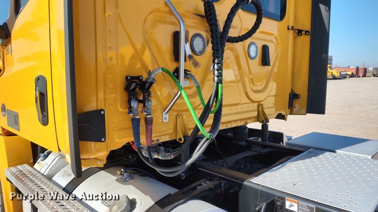 image for item LP9163 2020 Freightliner Cascadia 126  semi truck