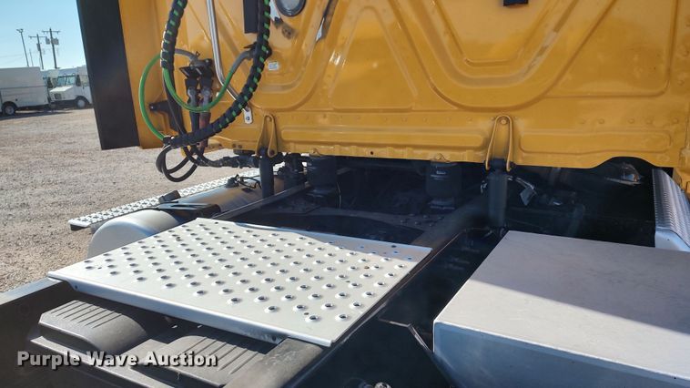 image for item LP9163 2020 Freightliner Cascadia 126  semi truck