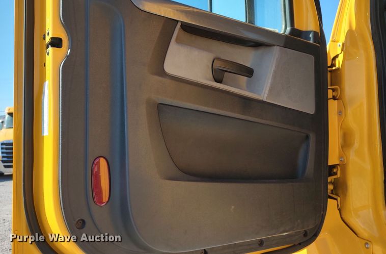 image for item LP9163 2020 Freightliner Cascadia 126  semi truck