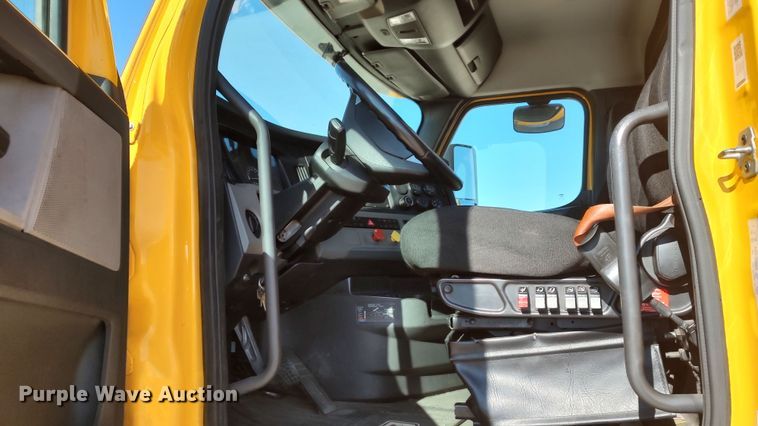 image for item LP9163 2020 Freightliner Cascadia 126  semi truck