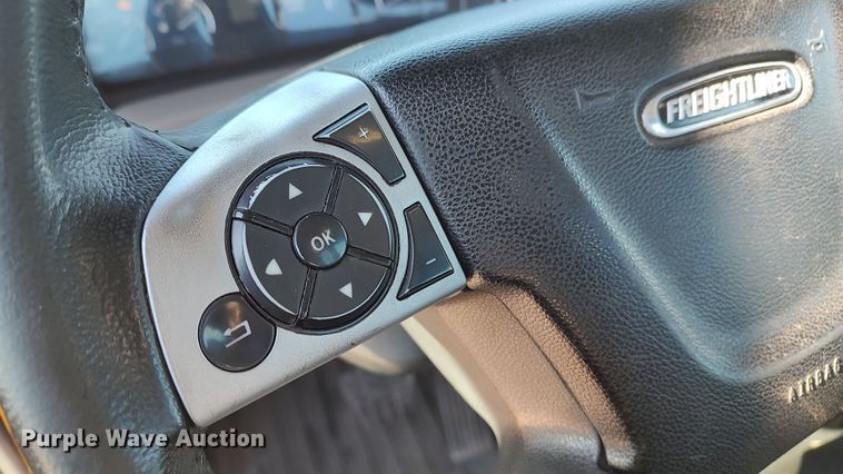 image for item LP9163 2020 Freightliner Cascadia 126  semi truck