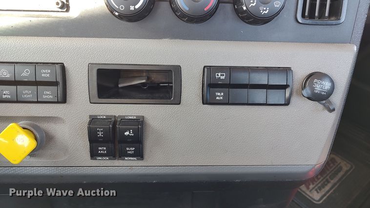 image for item LP9163 2020 Freightliner Cascadia 126  semi truck