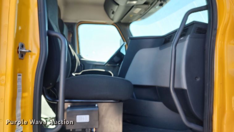 image for item LP9163 2020 Freightliner Cascadia 126  semi truck