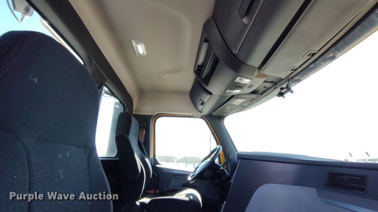 image for item LP9163 2020 Freightliner Cascadia 126  semi truck