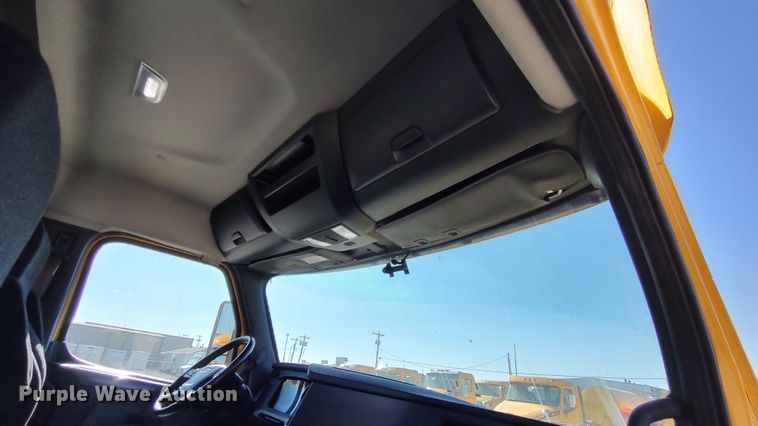 image for item LP9163 2020 Freightliner Cascadia 126  semi truck