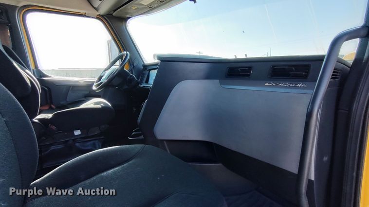 image for item LP9163 2020 Freightliner Cascadia 126  semi truck