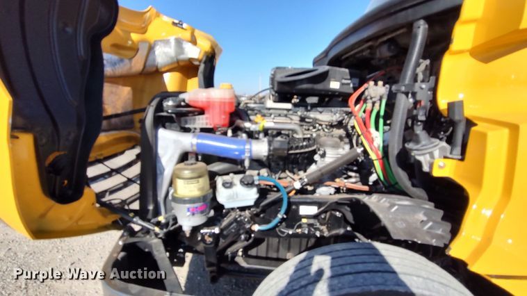 image for item LP9163 2020 Freightliner Cascadia 126  semi truck