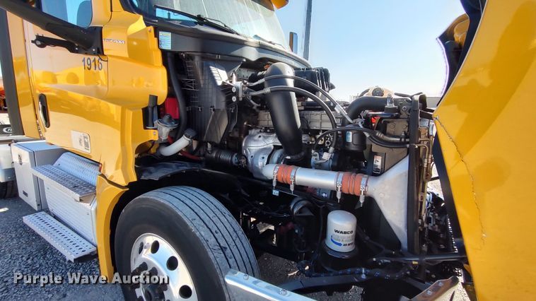 image for item LP9163 2020 Freightliner Cascadia 126  semi truck