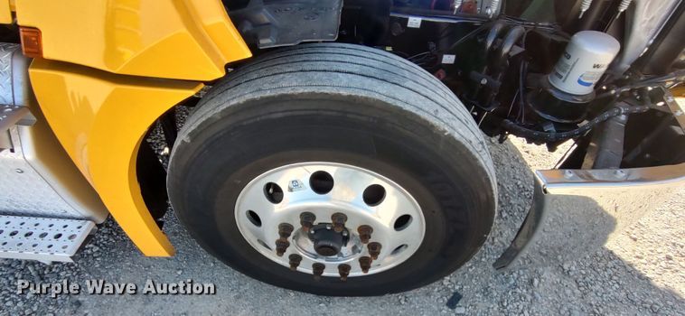 image for item LP9163 2020 Freightliner Cascadia 126  semi truck