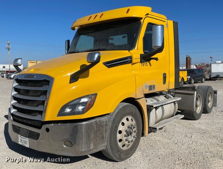 image for item LP9164 2020 Freightliner Cascadia 126  semi truck