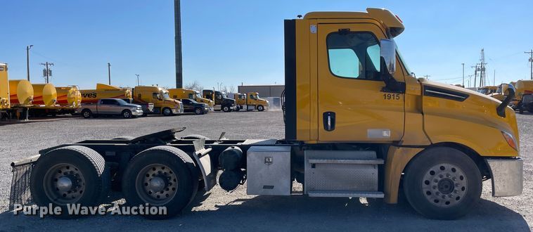 image for item LP9164 2020 Freightliner Cascadia 126  semi truck