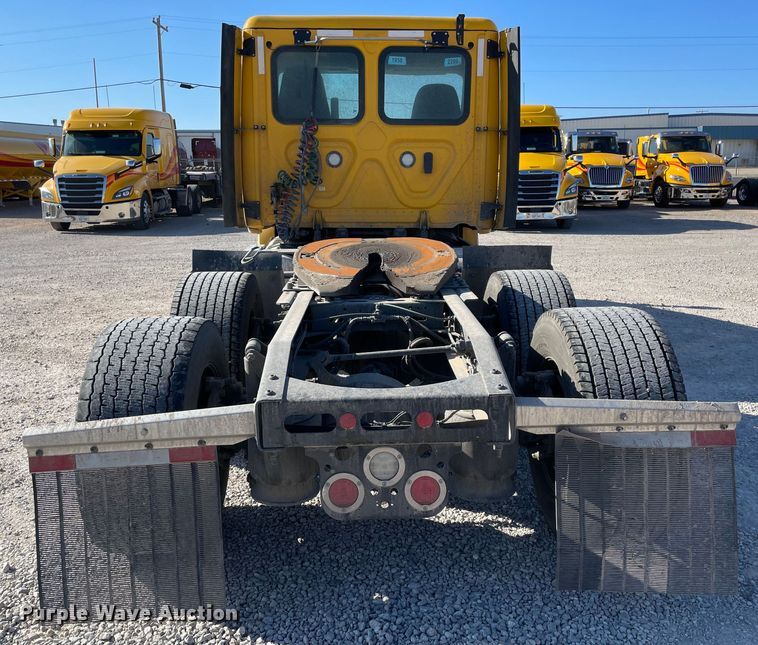 image for item LP9164 2020 Freightliner Cascadia 126  semi truck