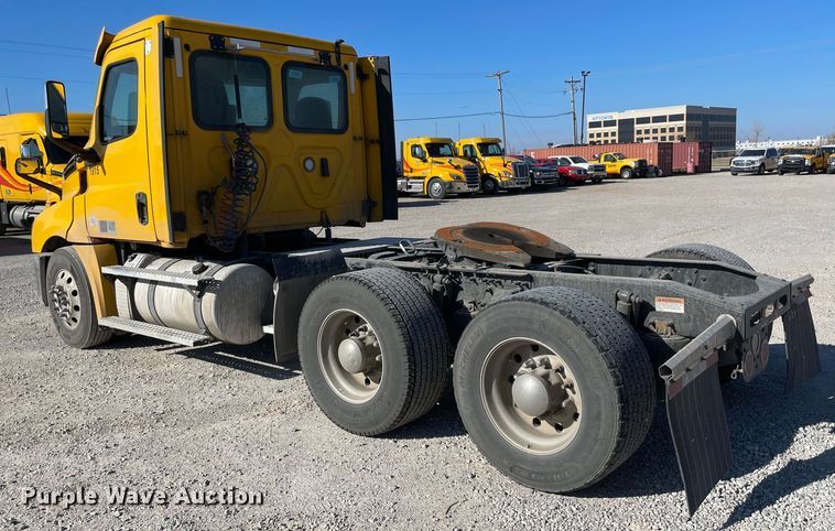 image for item LP9164 2020 Freightliner Cascadia 126  semi truck