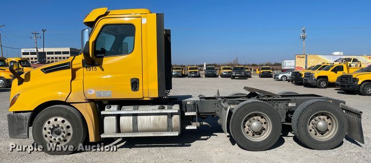 image for item LP9164 2020 Freightliner Cascadia 126  semi truck